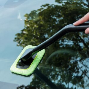 Windshield cleaning brush with microfiber bonnet - Image 3